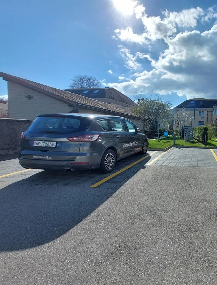 Appartement moderne de 4,5 pièces avec terrasse, une place de parc intérieure et un place de stationnement extérieure – Foto 11 von 11