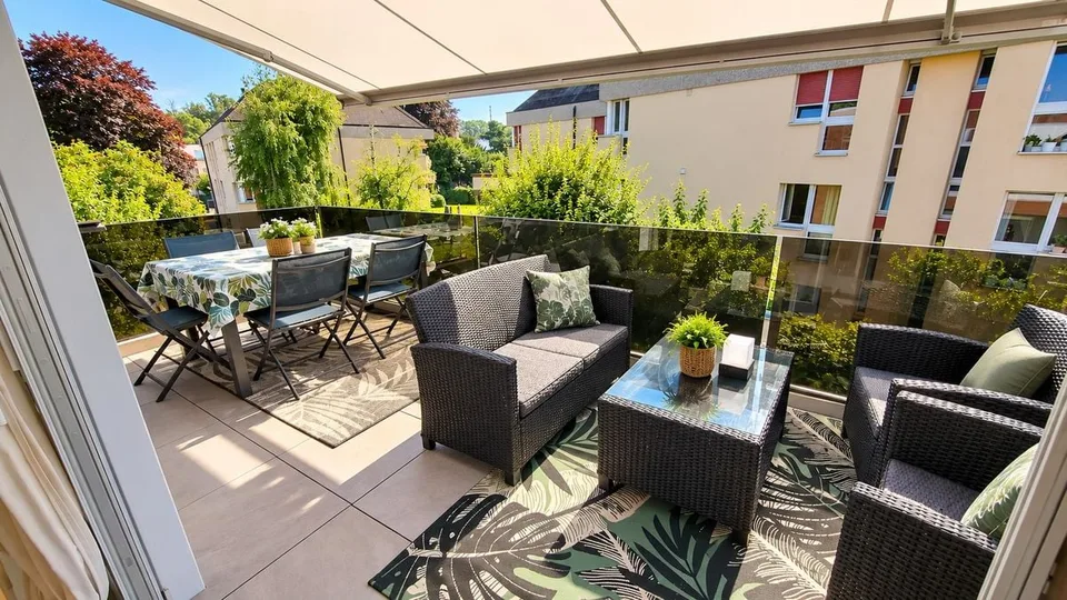 Appartement moderne de 4,5 pièces avec terrasse, une place de parc intérieure et un place de stationnement extérieure – Foto 2 von 11