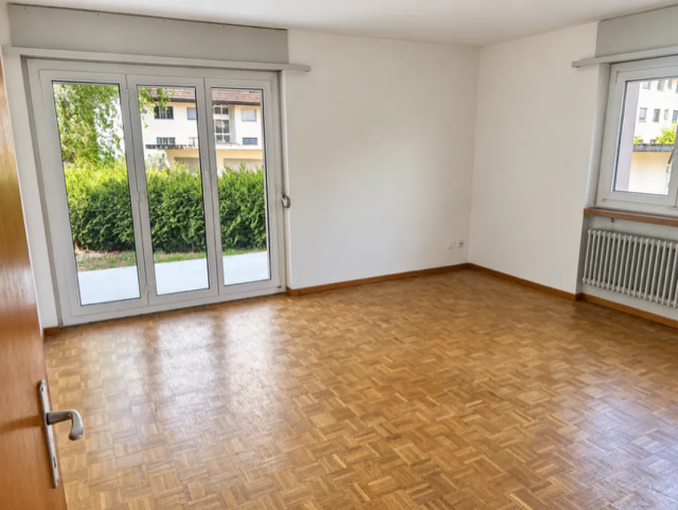 Appartement spacieux et lumineux de 2,5 pièces au rez-de-chaussée avec un coin salon agréable – photo 2 sur 5