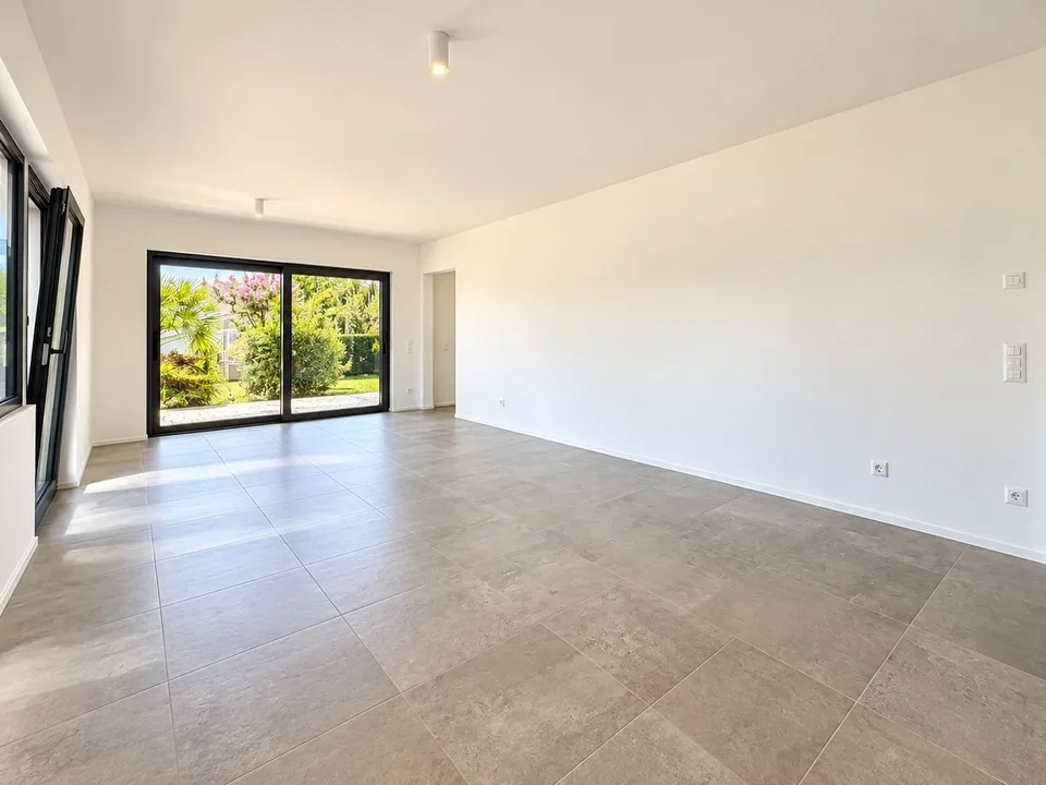 Porza - Elegantische 3.5-Zimmer-Wohnung mit Seeblick, Terrasse und privatem Garten – Foto 3 von 12