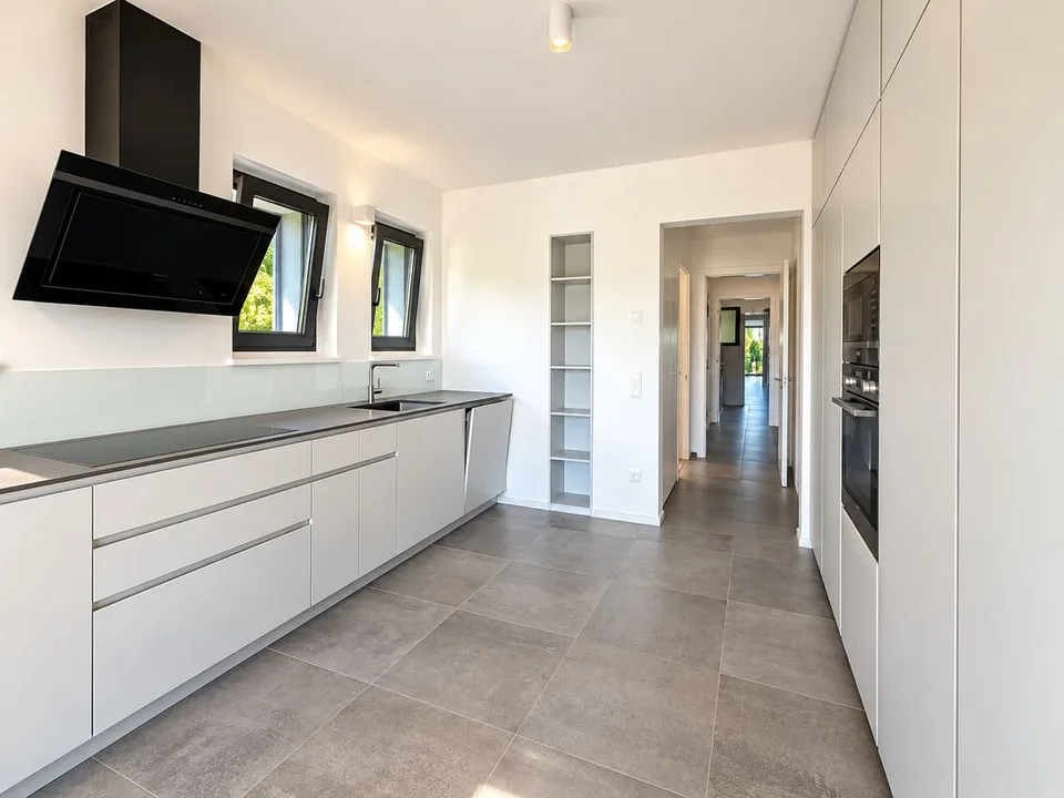 Porza - Elegantische 3.5-Zimmer-Wohnung mit Seeblick, Terrasse und privatem Garten – Foto 4 von 12