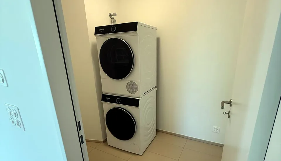 Appartamento moderno di 2,5 locali (73 m2) al piano terra con loggia e giardino privato – foto 6 di 7