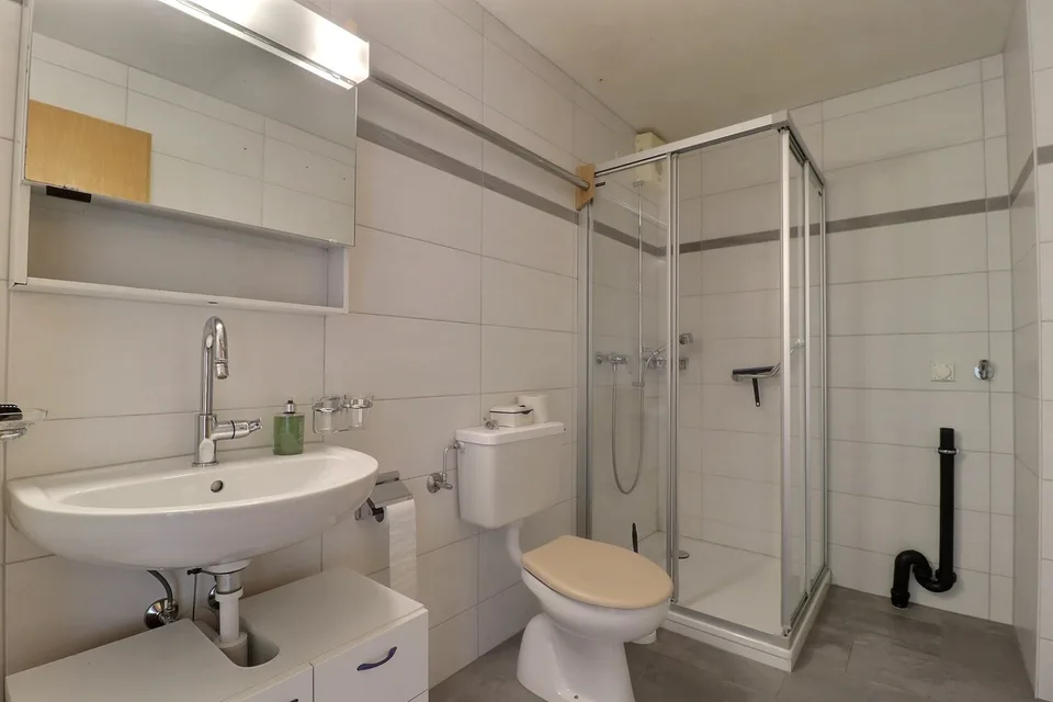 Charmante 4,5-Zimmer-Stockwerkeigentumswohnung mit Balkon und Garage – foto 9 di 13