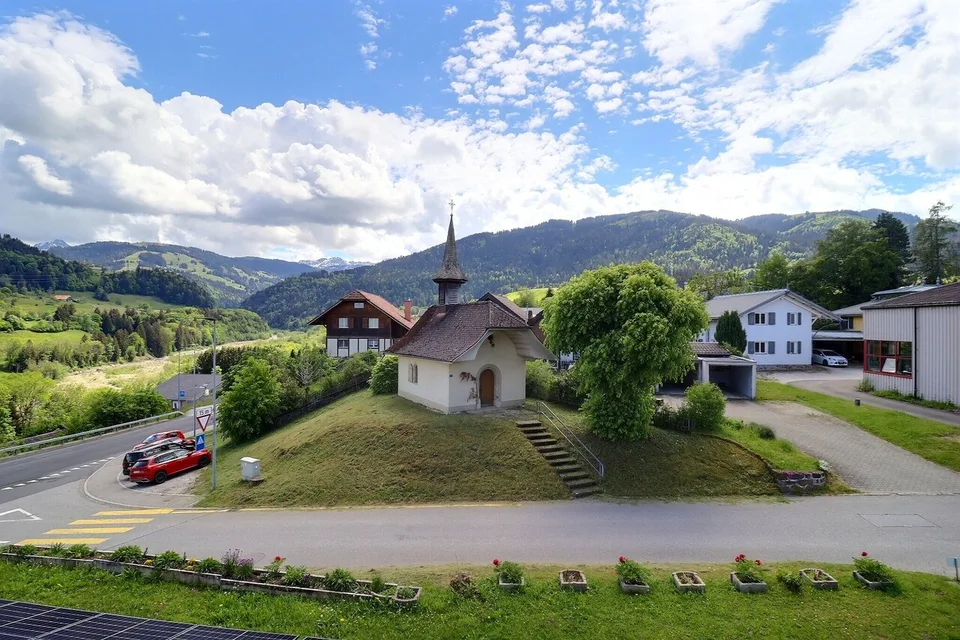 Charmante 4,5-Zimmer-Stockwerkeigentumswohnung mit Balkon und Garage – foto 11 di 13