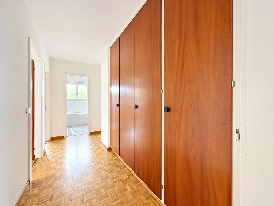 Ein geräumiges Apartment mit Blick auf den See und die Alpen – Foto 3 von 11