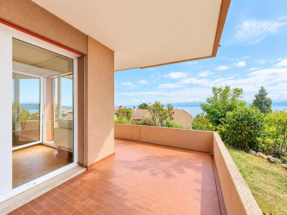 Ein geräumiges Apartment mit Blick auf den See und die Alpen – Foto 8 von 11