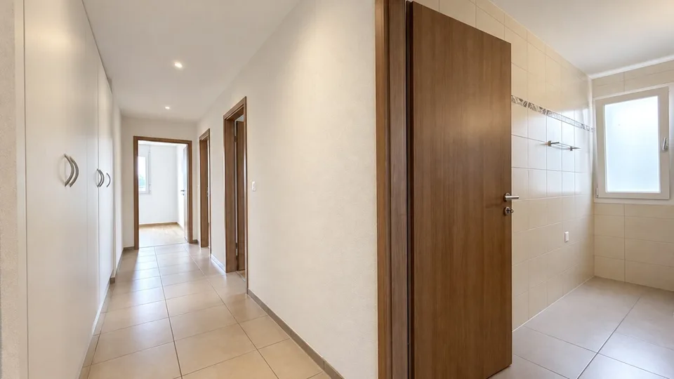 Appartamento familiare all'ultimo piano con vista sulle Prealpi – foto 8 di 12