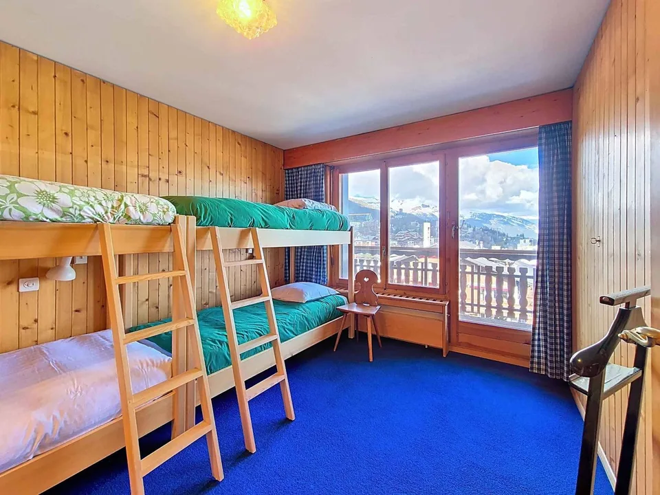 Außergewöhnliche Lage - 4.5 Zimmer MIT ATEMBERAUBENDER AUSSICHT AUF DEN GOLFPLATZ UND UNABHÄNGIGEM STUDIO – Foto 9 von 19