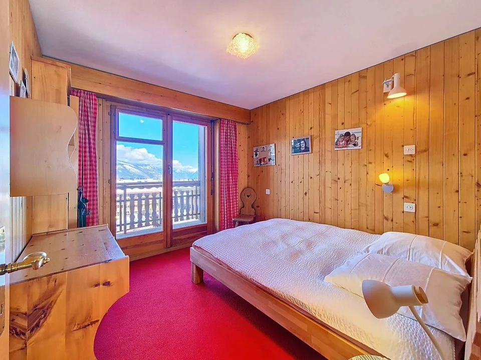 Außergewöhnliche Lage - 4.5 Zimmer MIT ATEMBERAUBENDER AUSSICHT AUF DEN GOLFPLATZ UND UNABHÄNGIGEM STUDIO – Foto 10 von 19