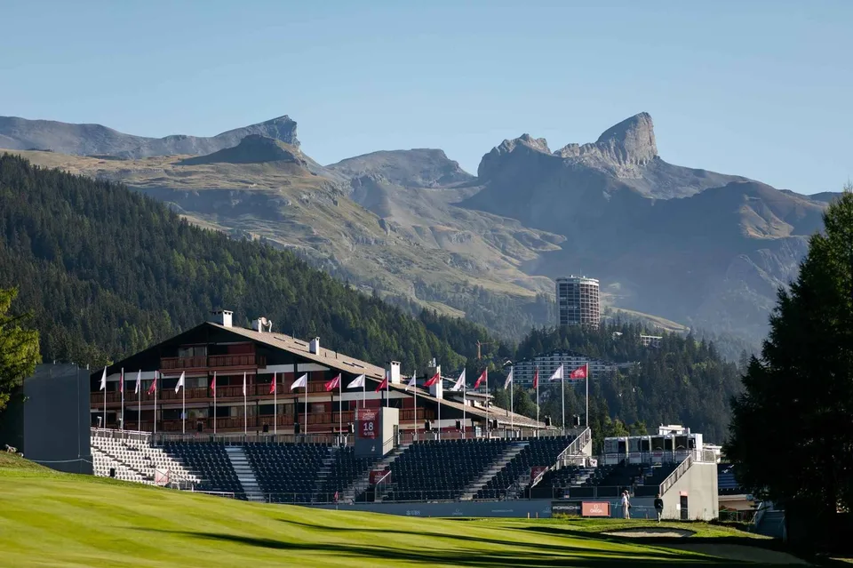 Außergewöhnliche Lage - 4.5 Zimmer MIT ATEMBERAUBENDER AUSSICHT AUF DEN GOLFPLATZ UND UNABHÄNGIGEM STUDIO – Foto 12 von 19
