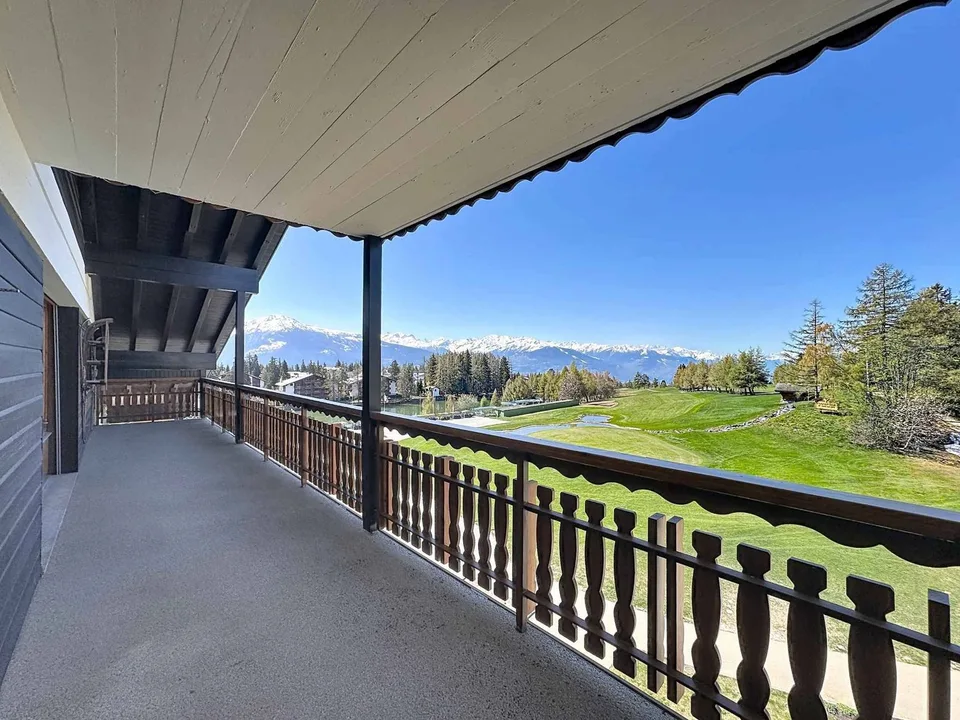 Außergewöhnliche Lage - 4.5 Zimmer MIT ATEMBERAUBENDER AUSSICHT AUF DEN GOLFPLATZ UND UNABHÄNGIGEM STUDIO – Foto 6 von 19