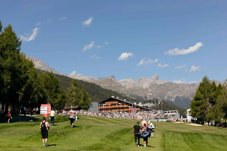 Außergewöhnliche Lage - 4.5 Zimmer MIT ATEMBERAUBENDER AUSSICHT AUF DEN GOLFPLATZ UND UNABHÄNGIGEM STUDIO – Foto 2 von 19