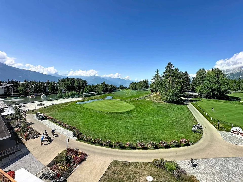 Außergewöhnliche Lage - 4.5 Zimmer MIT ATEMBERAUBENDER AUSSICHT AUF DEN GOLFPLATZ UND UNABHÄNGIGEM STUDIO – Foto 3 von 19