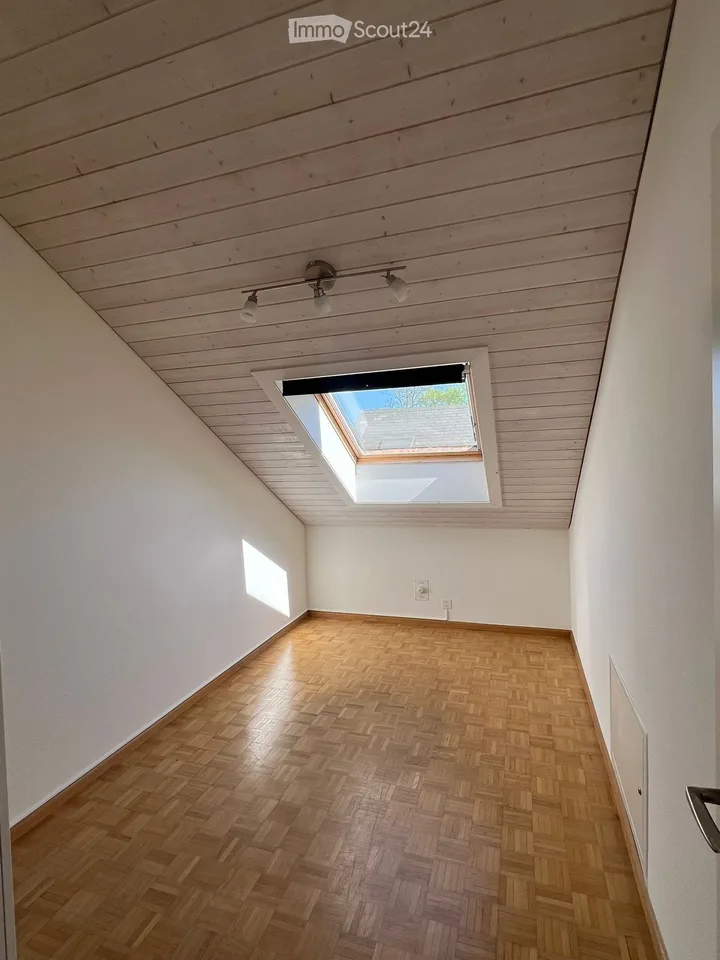 Dachwohnung mit Klimaanlage, Balkon, Cheminée in Bottmingen – Foto 3 von 4