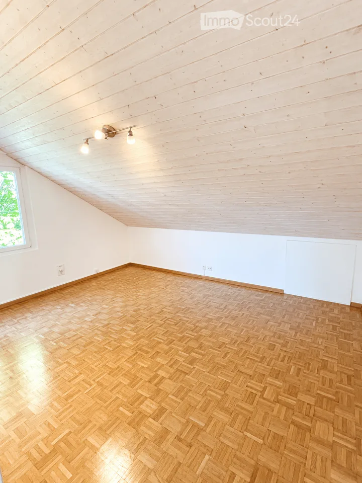 Dachwohnung mit Klimaanlage, Balkon, Cheminée in Bottmingen – Foto 2 von 4