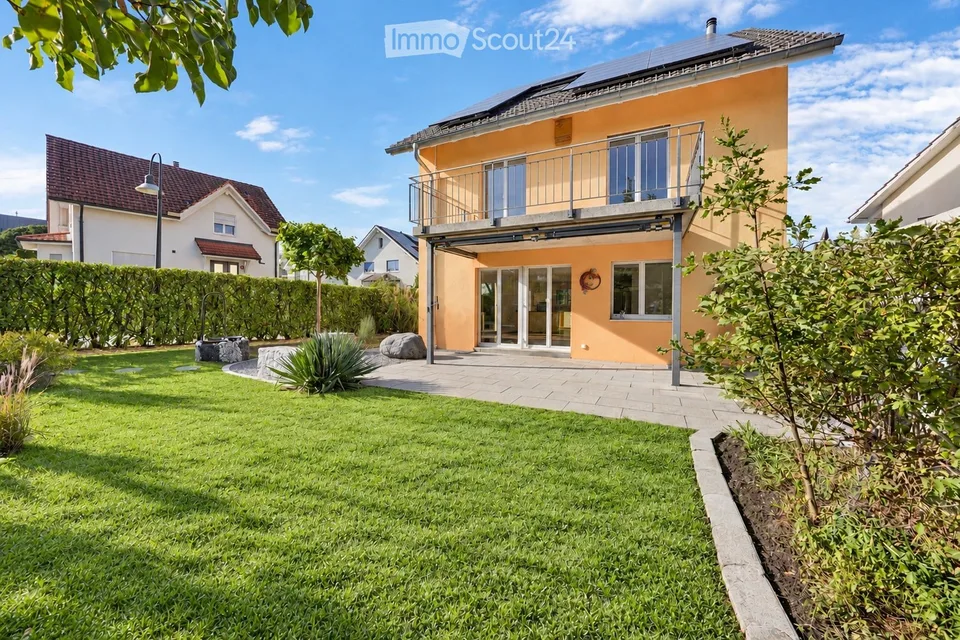 Modernes 6.5-Zimmer-Einfamilienhaus mit viel Wohnqualität, Garten und Whirlpool – Foto 2 von 22