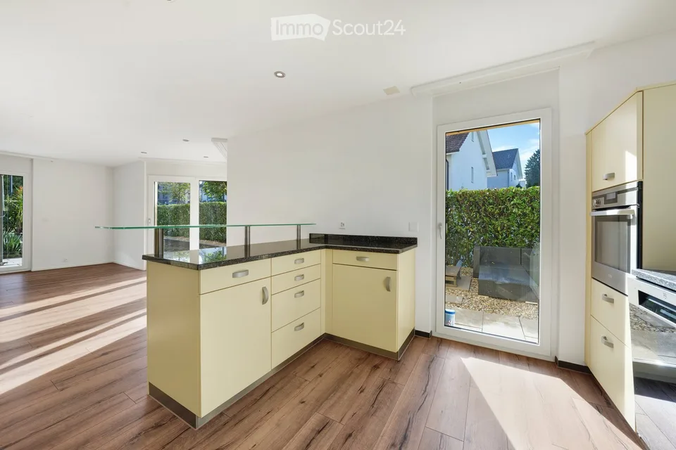 Modernes 6.5-Zimmer-Einfamilienhaus mit viel Wohnqualität, Garten und Whirlpool – Foto 6 von 22