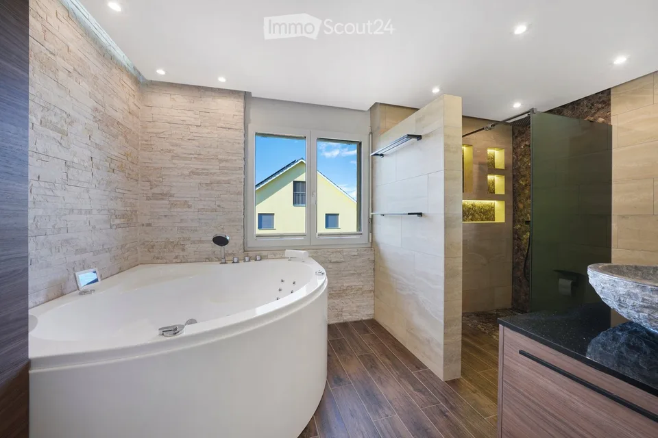 Modernes 6.5-Zimmer-Einfamilienhaus mit viel Wohnqualität, Garten und Whirlpool – Foto 14 von 22