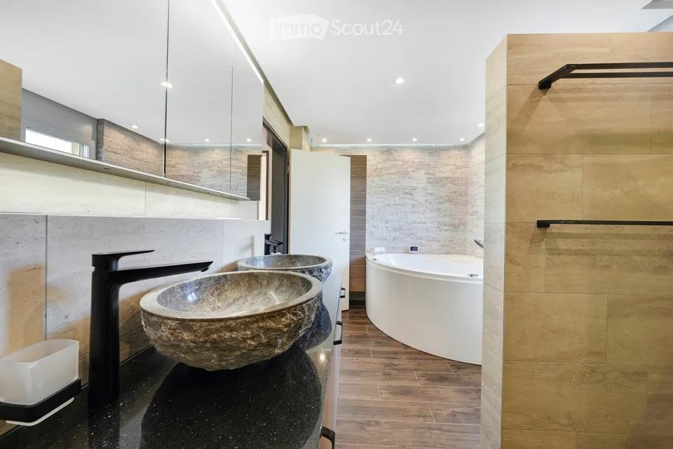 Modernes 6.5-Zimmer-Einfamilienhaus mit viel Wohnqualität, Garten und Whirlpool – Foto 10 von 22