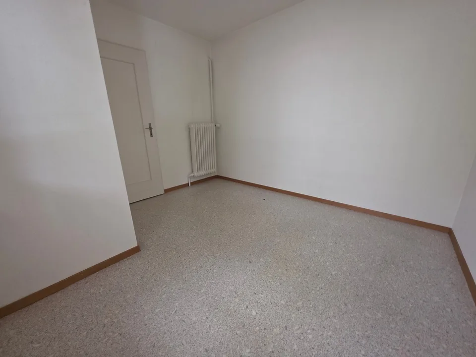 Bright 3-room apartment with balcony in an old building – Grenchen – photo 7 of 9