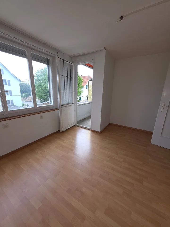 Bright 3-room apartment with balcony in an old building – Grenchen – photo 3 of 9
