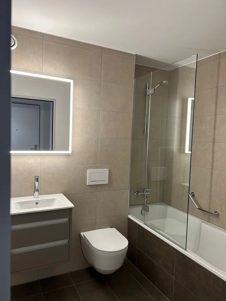 Appartement rénové de haute qualité avec balcon près de Wiesenplatz – photo 4 sur 7