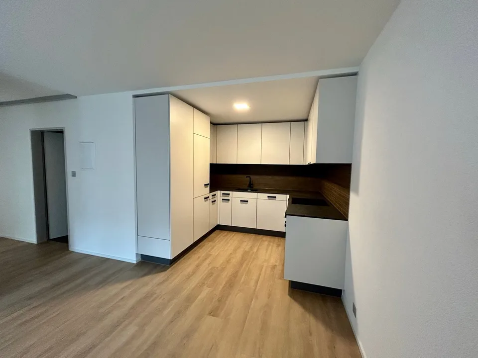 Appartement rénové de haute qualité avec balcon près de Wiesenplatz – photo 3 sur 7