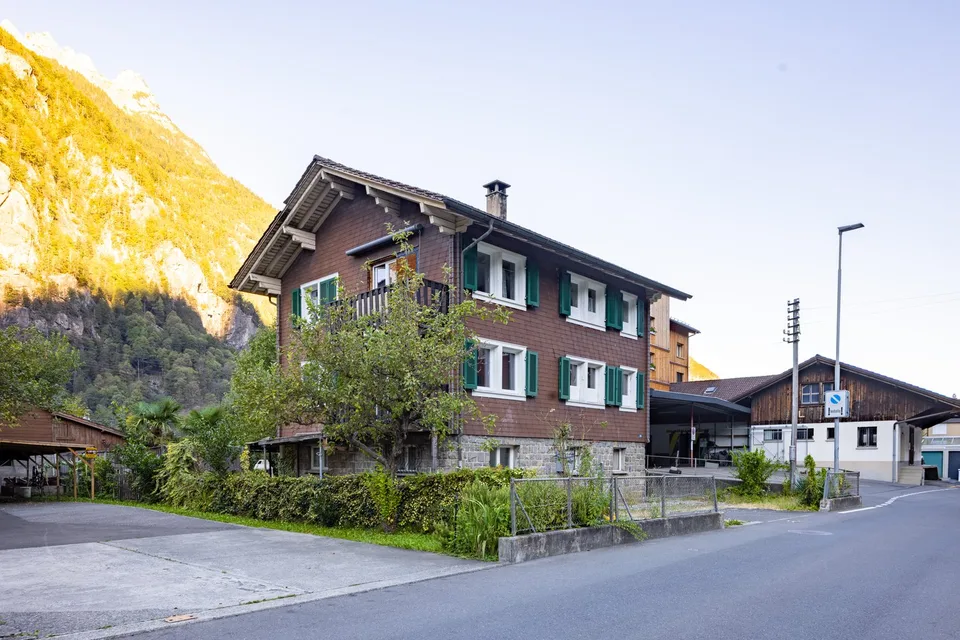 Zweifamilienhaus in der Wohnzone 3 in Erstfeld – Foto 3 von 14
