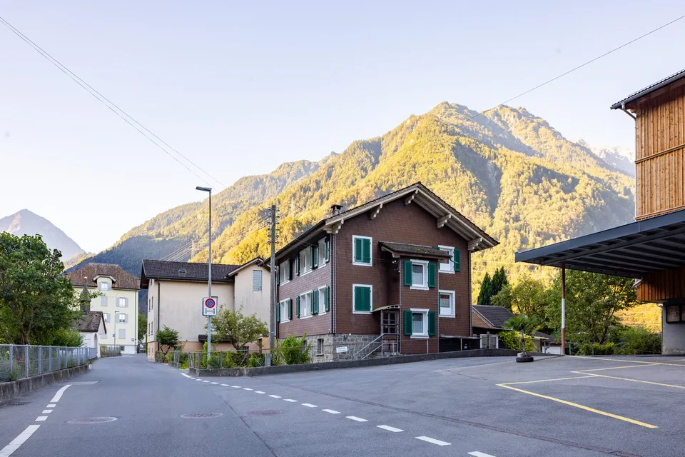 Zweifamilienhaus in der Wohnzone 3 in Erstfeld – Foto 2 von 14