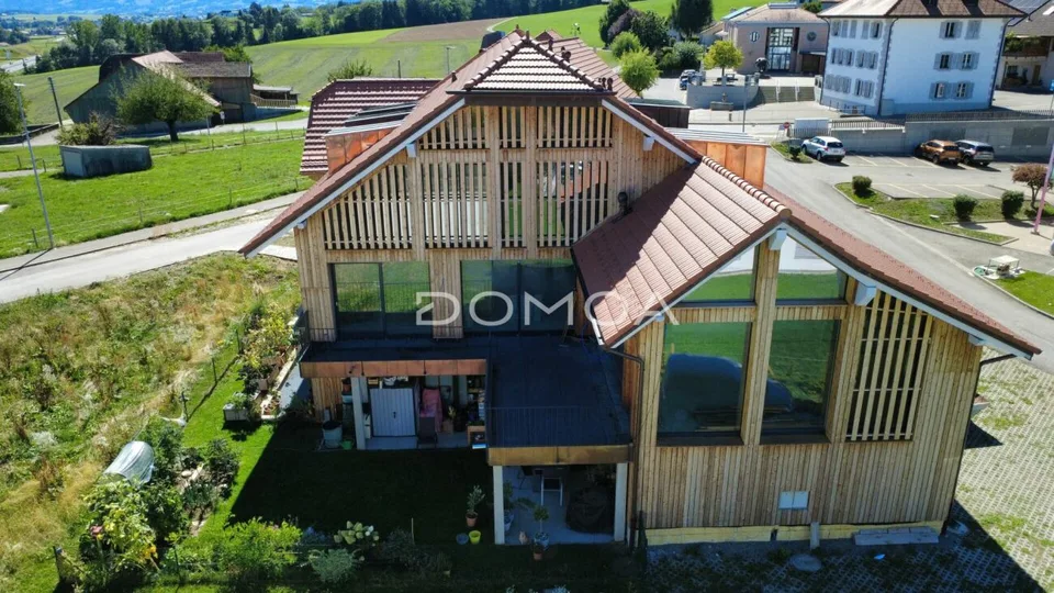 Exceptionnel triplex de 6,5 pièces au coeur d'une ferme rénovée – photo 2 sur 13