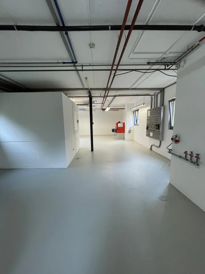 90 m² Spazio commerciale / Laboratorio in affitto a Courroux – foto 3 di 10