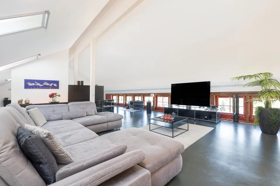 Loft de toit exclusif de 4,5 pièces sur 2 étages – vie tendance avec style – photo 3 sur 19