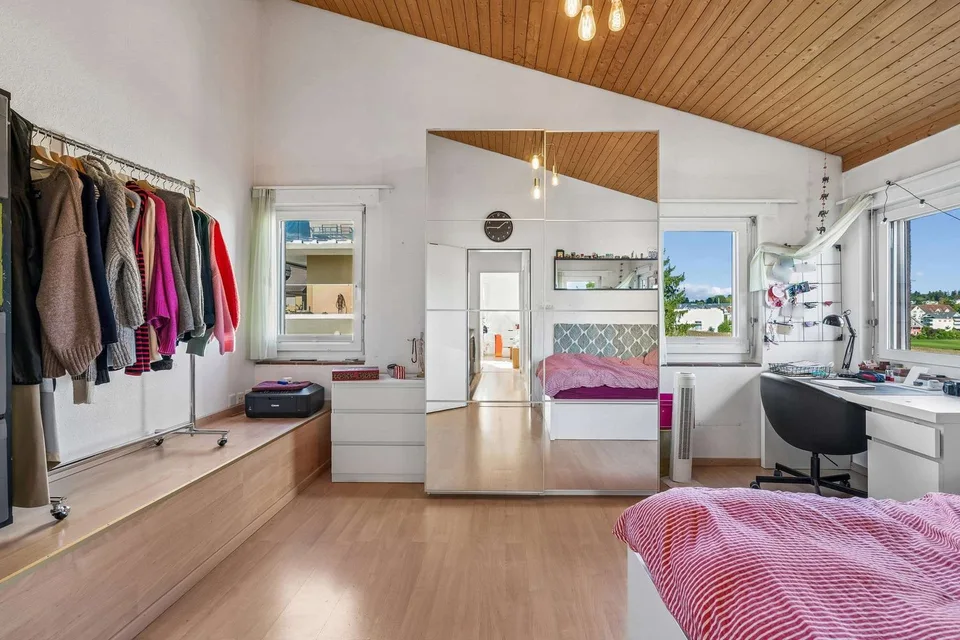 Freistehendes 7½ Zimmer-Einfamilienhaus in ruhiger Lage mit Weitsicht – Foto 10 von 13