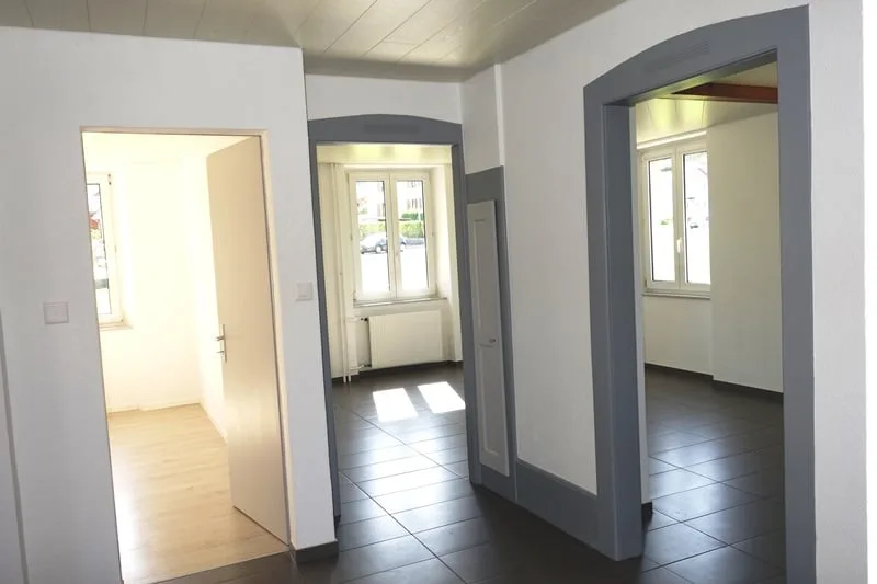 Zu vermieten charmantes 3,5-Zimmer-Apartment im Erdgeschoss eines kleinen Gebäudes – Foto 3 von 11