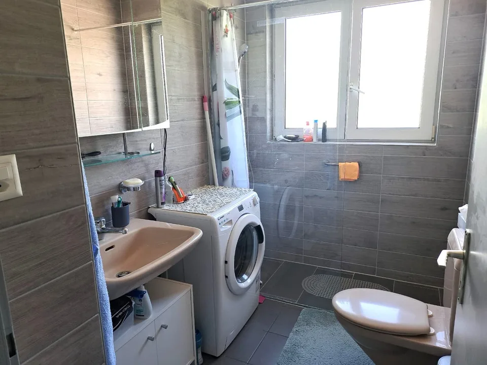 Zu vermieten charmantes 3,5-Zimmer-Apartment im Erdgeschoss eines kleinen Gebäudes – Foto 7 von 11