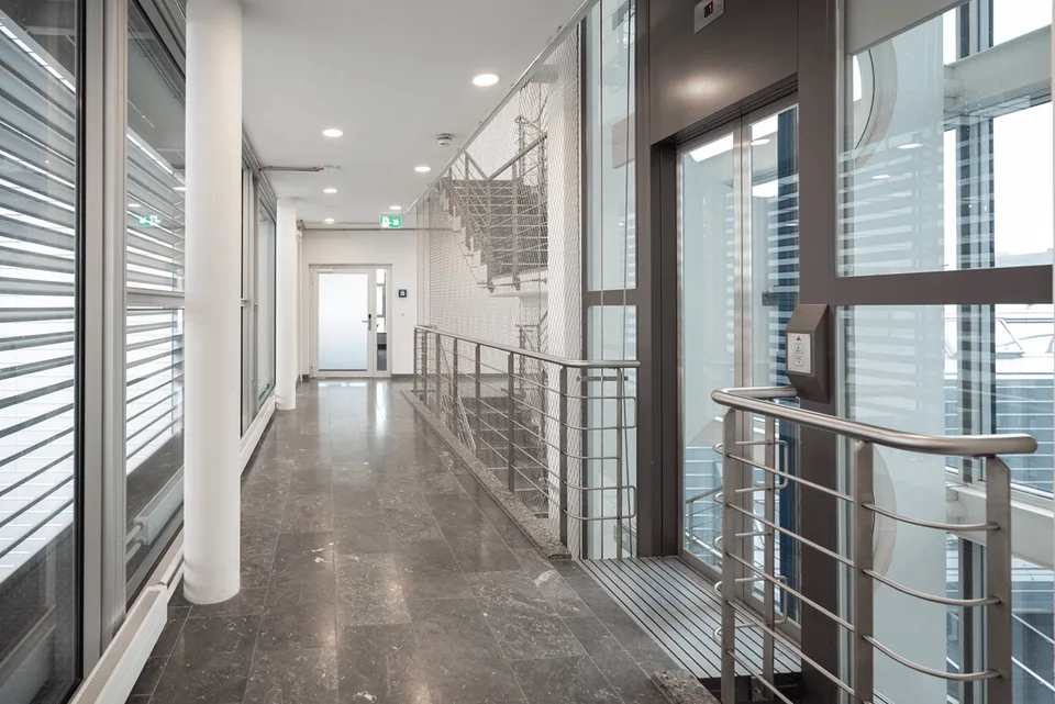 Ready-to-occupy corner office with exclusive terrace in KOWERK – photo 9 of 18