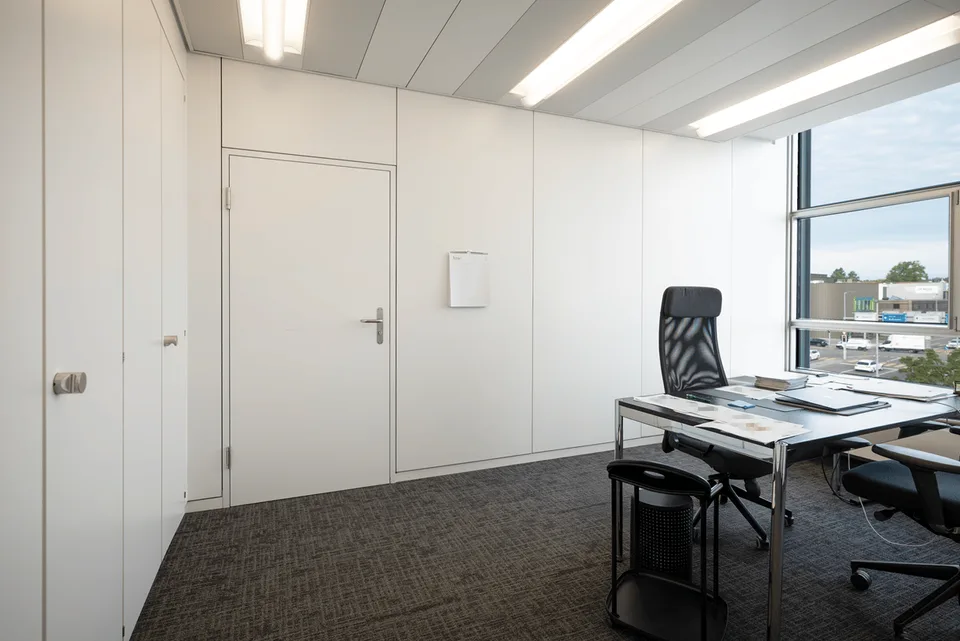 Ready-to-occupy corner office with exclusive terrace in KOWERK – photo 7 of 18