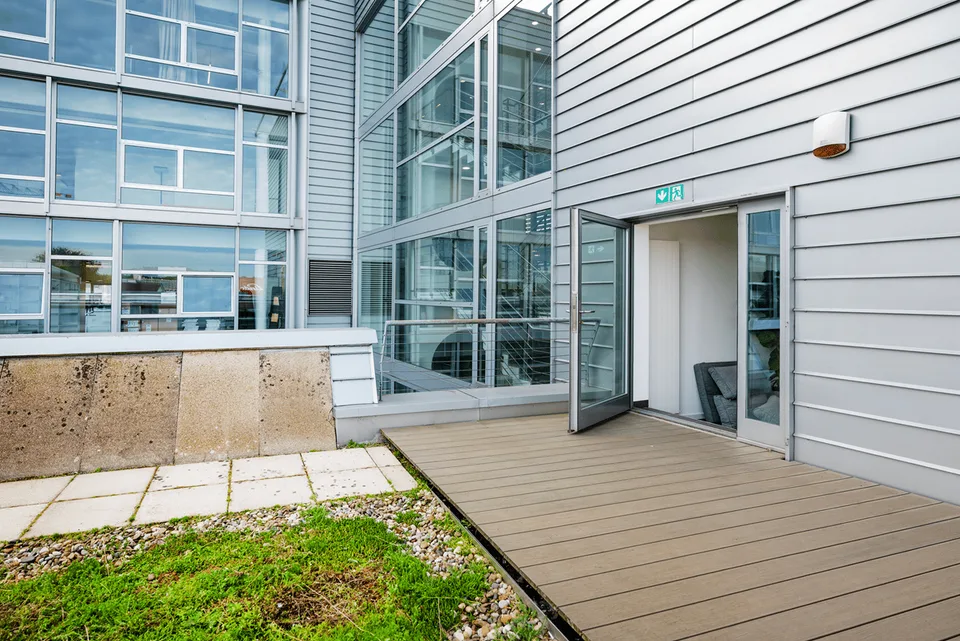 Ready-to-occupy corner office with exclusive terrace in KOWERK – photo 3 of 18