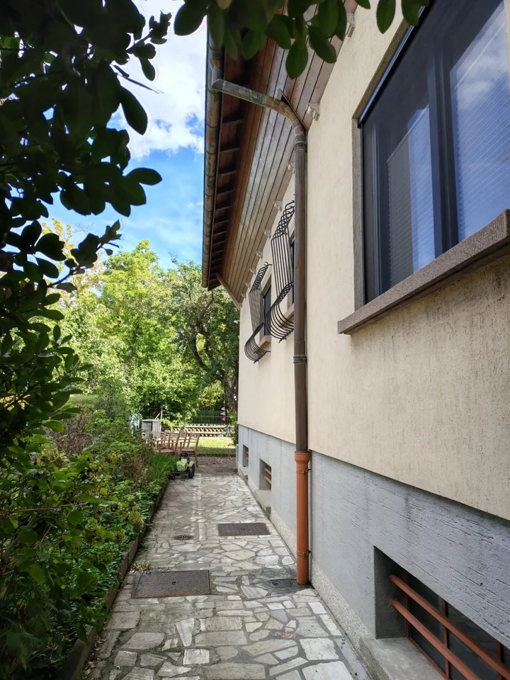 Geräumiges 5-Zimmer-Familienhaus, 165 m², Vollkeller und 3-Auto-Garage in Sausheim – Foto 3 von 3