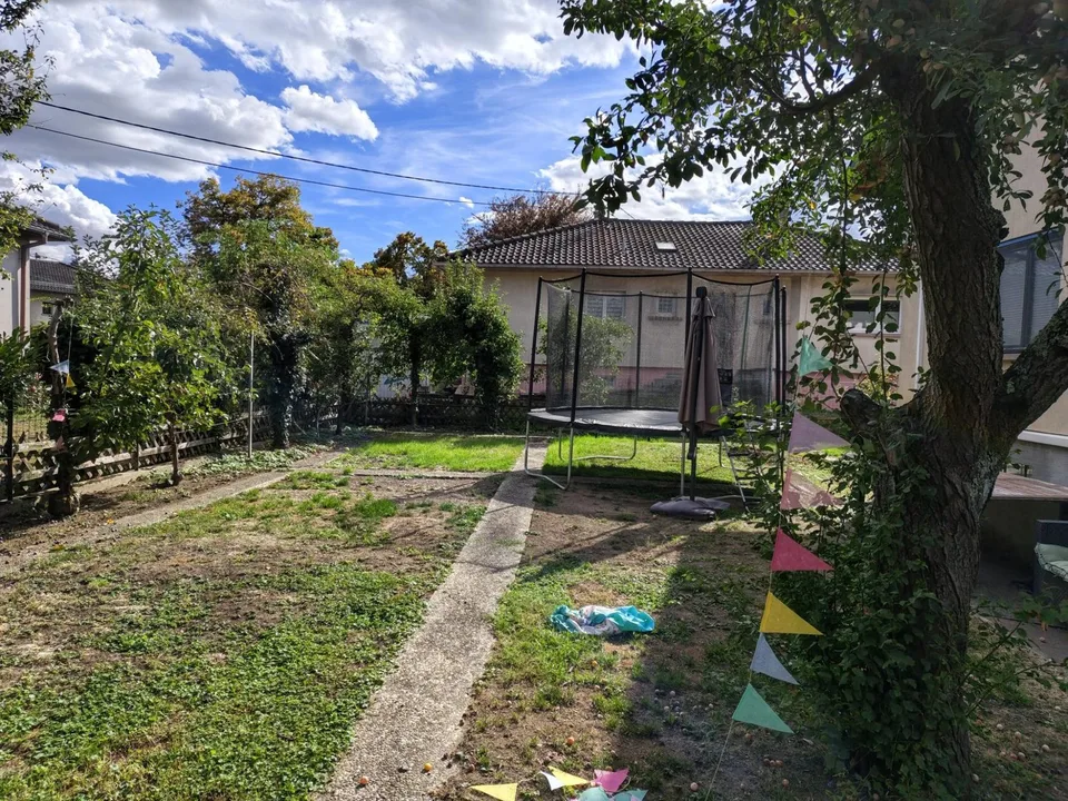 Geräumiges 5-Zimmer-Familienhaus, 165 m², Vollkeller und 3-Auto-Garage in Sausheim – Foto 2 von 3