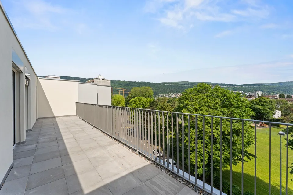 Moderne 2.5-Zimmer-Attikawohnung mit zwei grosszügigen Terrassen in Nidau – Foto 2 von 12