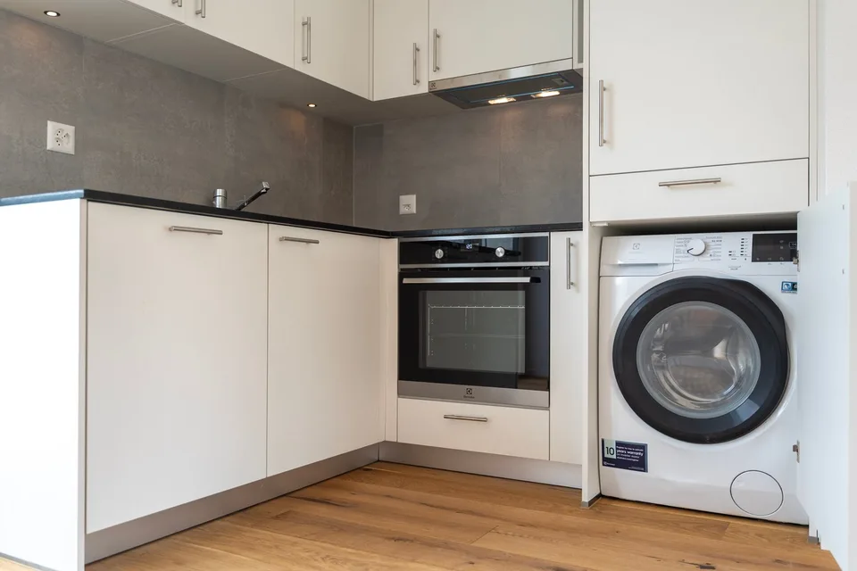 Moderne 2.5-Zimmer-Attikawohnung mit zwei grosszügigen Terrassen in Nidau – Foto 7 von 12