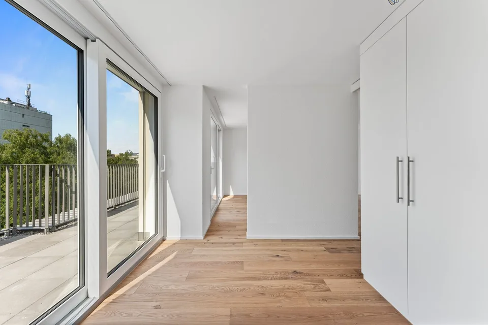 Moderne 2.5-Zimmer-Attikawohnung mit zwei grosszügigen Terrassen in Nidau – Foto 3 von 12