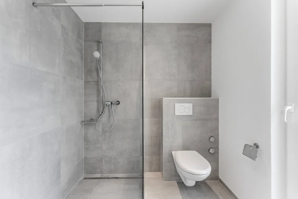 Moderne 2.5-Zimmer-Attikawohnung mit zwei grosszügigen Terrassen in Nidau – Foto 4 von 12