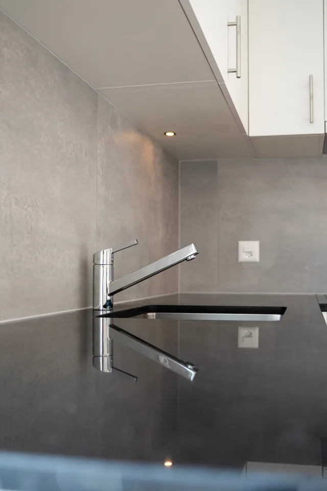 Moderne 2.5-Zimmer-Attikawohnung mit zwei grosszügigen Terrassen in Nidau – Foto 6 von 12