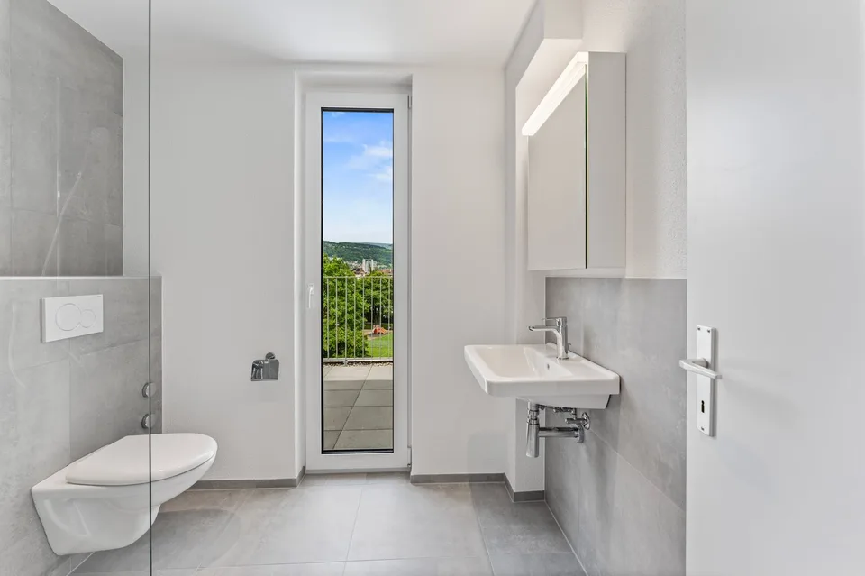 Moderne 2.5-Zimmer-Attikawohnung mit zwei grosszügigen Terrassen in Nidau – Foto 5 von 12