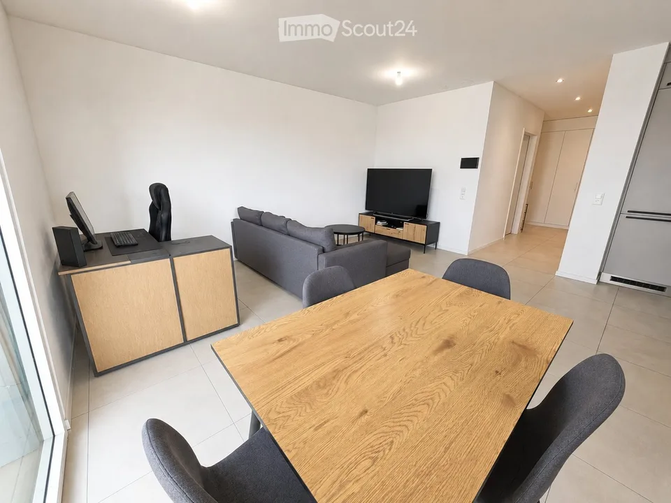 Moderne 2.5-Zimmer-Wohnung mit grossem Balkon in Marly – Foto 3 von 5