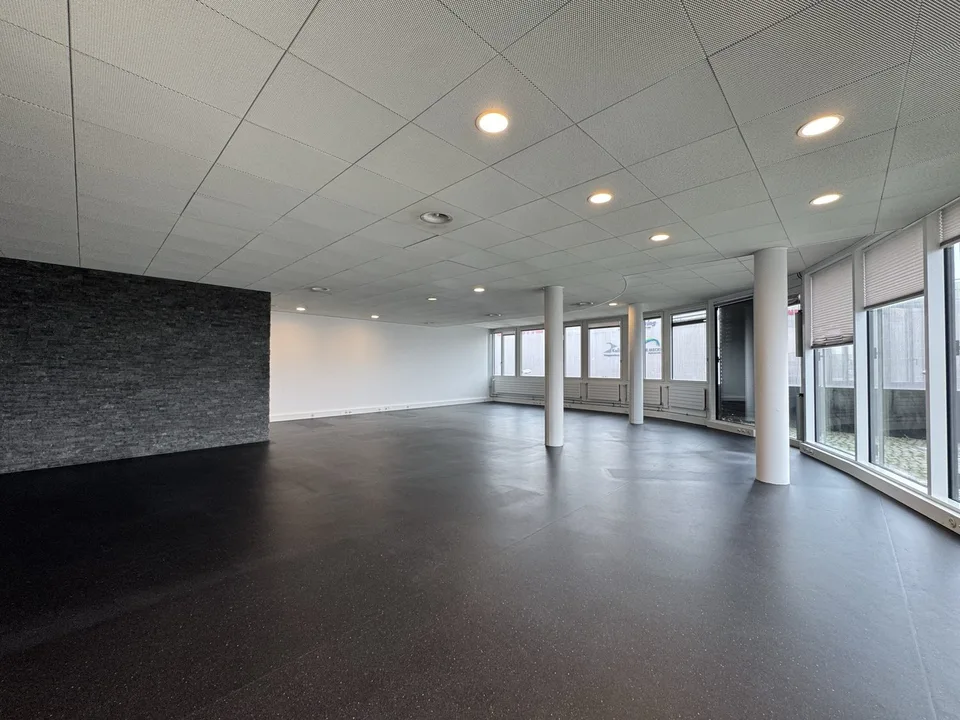 Espace de bureau, de pratique, de services attractif dans INSIDE Volketswil – photo 4 sur 6