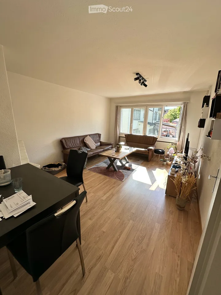Lichtdurchflutete 3.5-Zimmer-Wohnung mit Südbalkon in Top-Lage mitten im Dorf – Foto 3 von 8