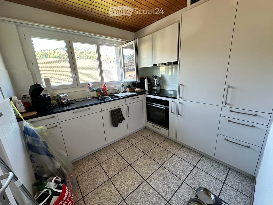 Lichtdurchflutete 3.5-Zimmer-Wohnung mit Südbalkon in Top-Lage mitten im Dorf – Foto 2 von 8